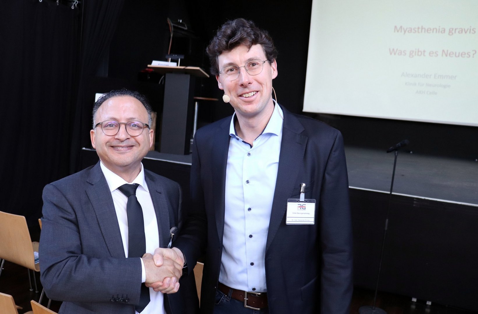 Dr. Alexander Emmer und ein Mann geben sich beim ersten Neurogeriatrietag die Hände.ung geben sich die Hand