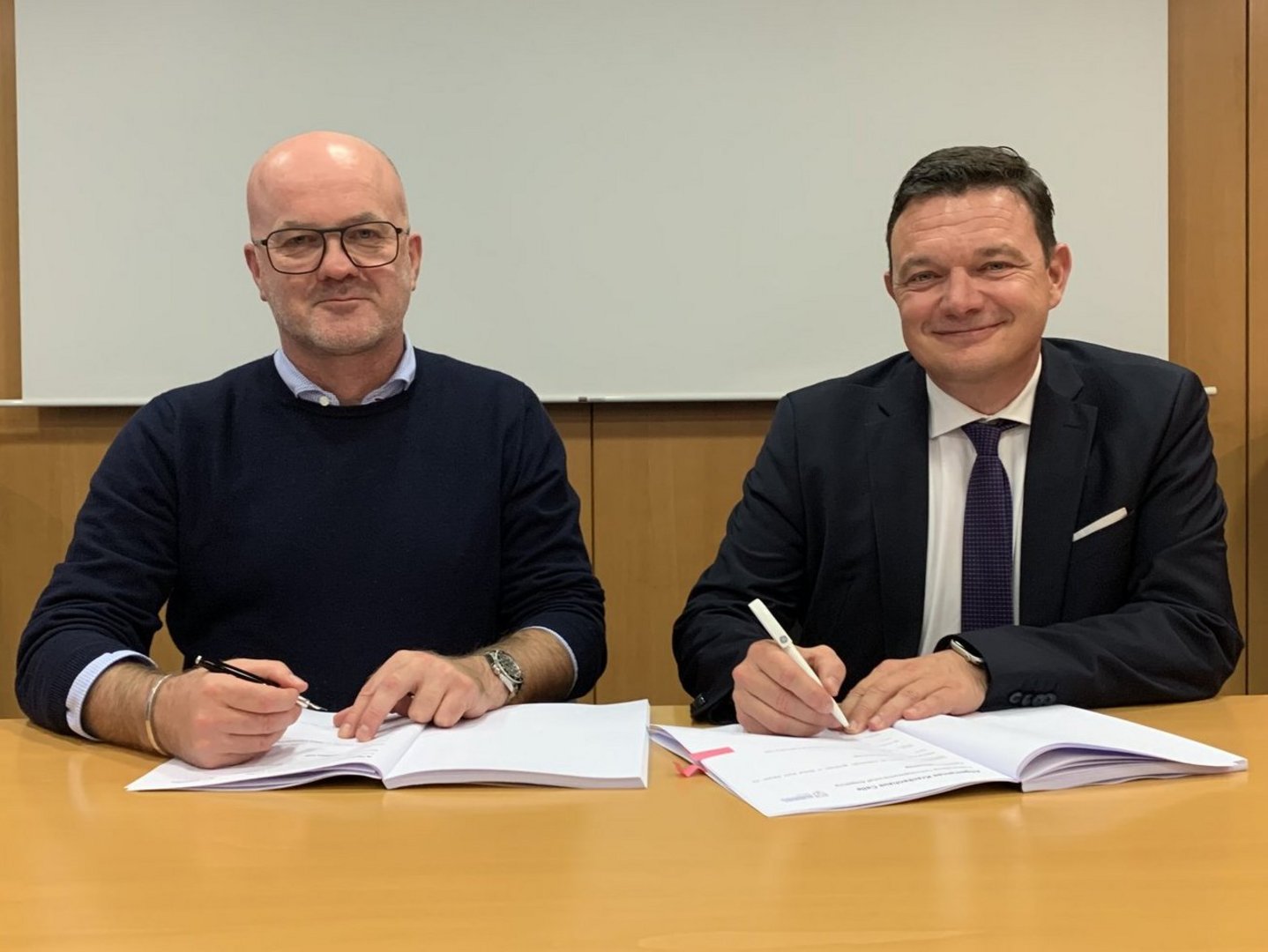 Dr. Martin Windmann und Christian Bernhard bei der Vertragsunterzeichnung