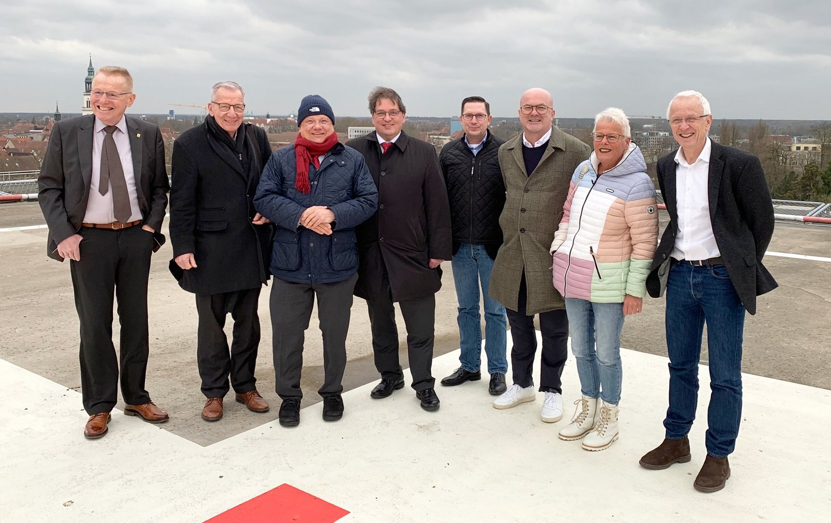 Gruppenfoto auf dem Hubschrauberlandeplatz des AKH Celle mit Gesundheitsminister Dr. Andreas Philippi