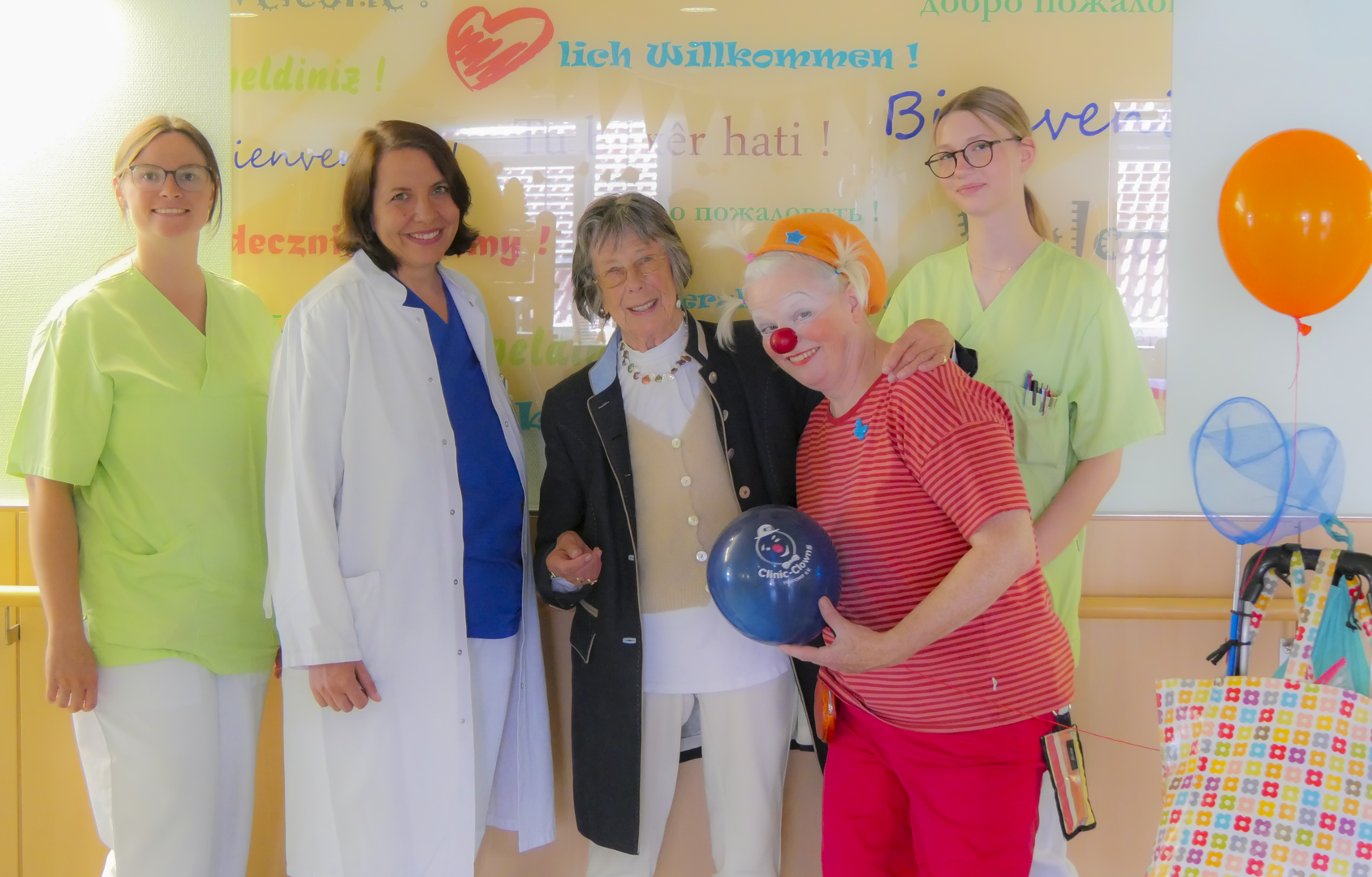 Bild: Spende zum 90. Geburtstag unterstützt die Clinic-Clowns auf der Kinderstation des AKH Celle