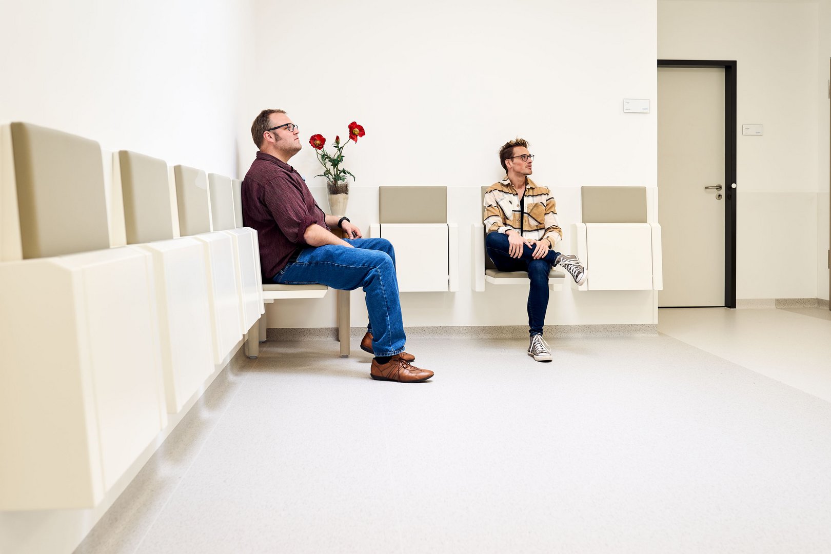 Die neuen MRT-Geräte sind erfolgreich in Betrieb gegangen. Sie sind in einem neu errichteten Modulbau der Radiologie untergebracht, der einen modernen und freundlichen Untersuchungsbereich für Patientinnen und Patienten bietet.