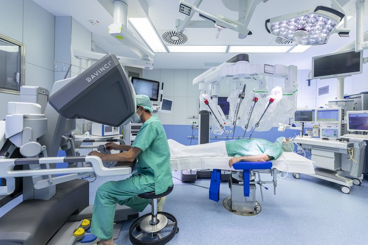 AKH Celle erweitert roboterassistierte Chirurgie: Zweiter OP-Roboter im Einsatz