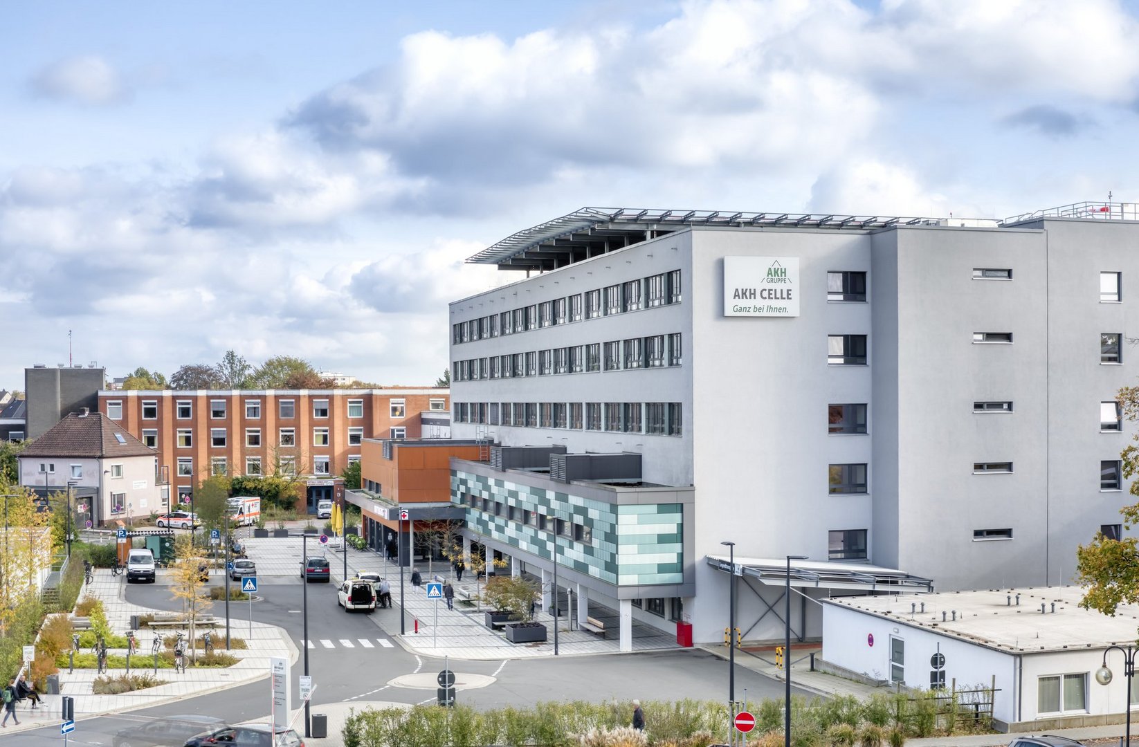 Seitliche Außenansicht des AKH Celle.