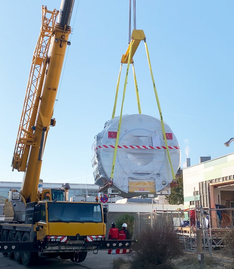 Radiologie am AKH: Zwei neue MRT-Geräte eingebracht