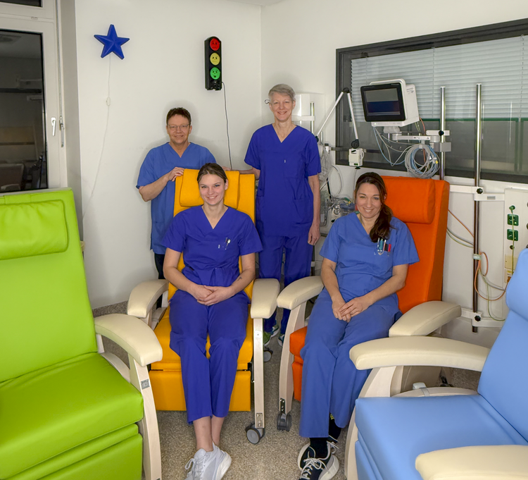 Vier neue Känguru-Stühle für die Kinderintensivstation M0