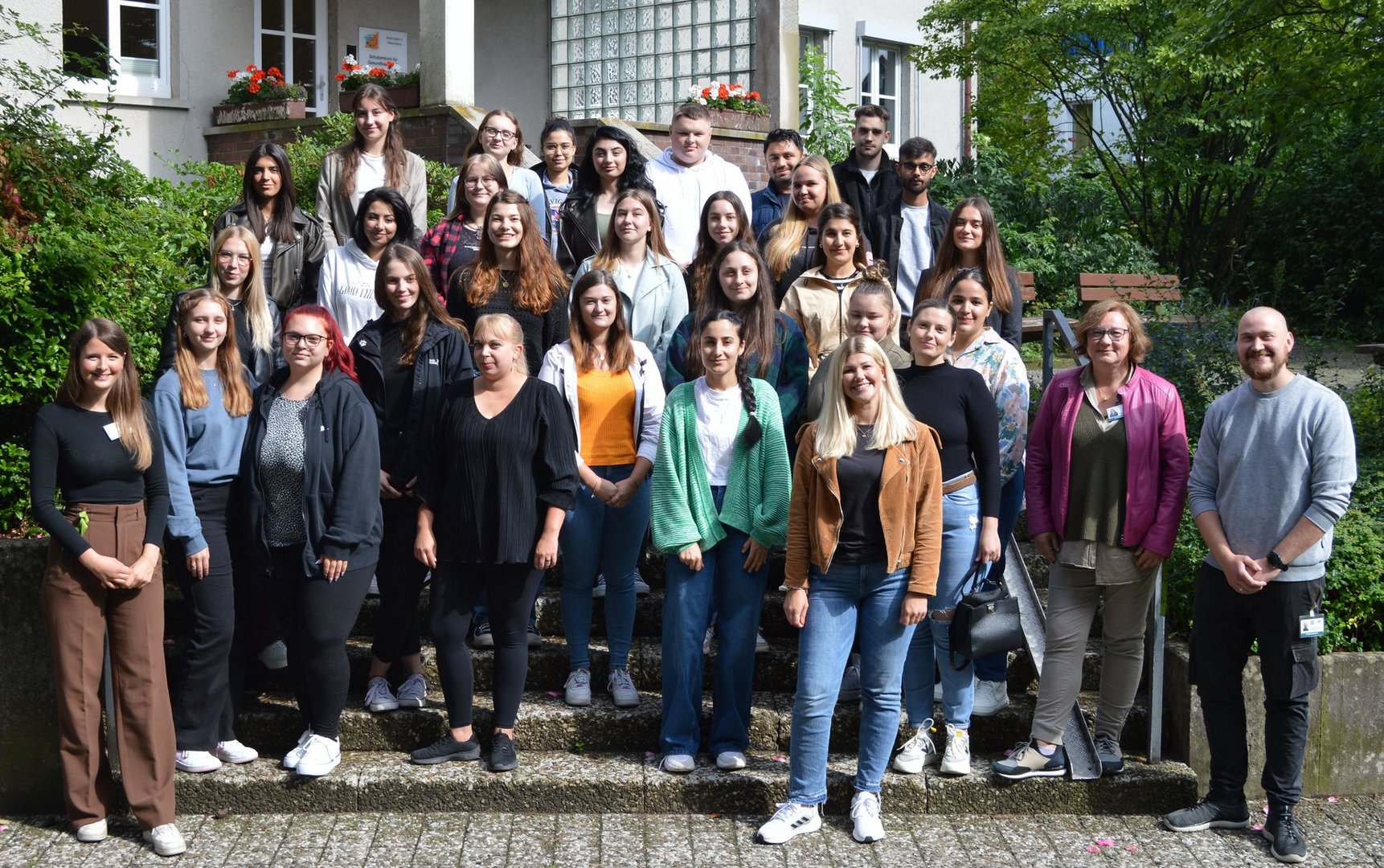 Gruppenfoto junger Menschen zum Ausbildungsstart am AKH Celle
