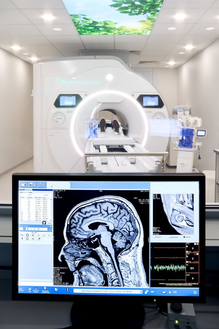 Die neuen MRT-Geräte sind erfolgreich in Betrieb gegangen. Sie sind in einem neu errichteten Modulbau der Radiologie untergebracht, der einen modernen und freundlichen Untersuchungsbereich für Patientinnen und Patienten bietet.