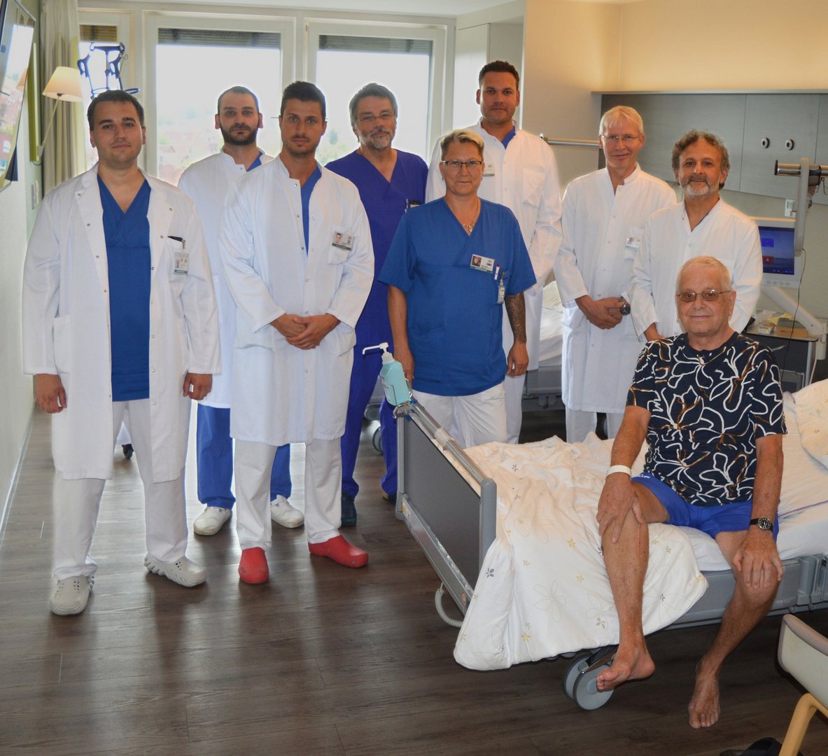 Das Team der Gefäßchirurgie des AKH Celle mit einem Patienten im Vordergrund