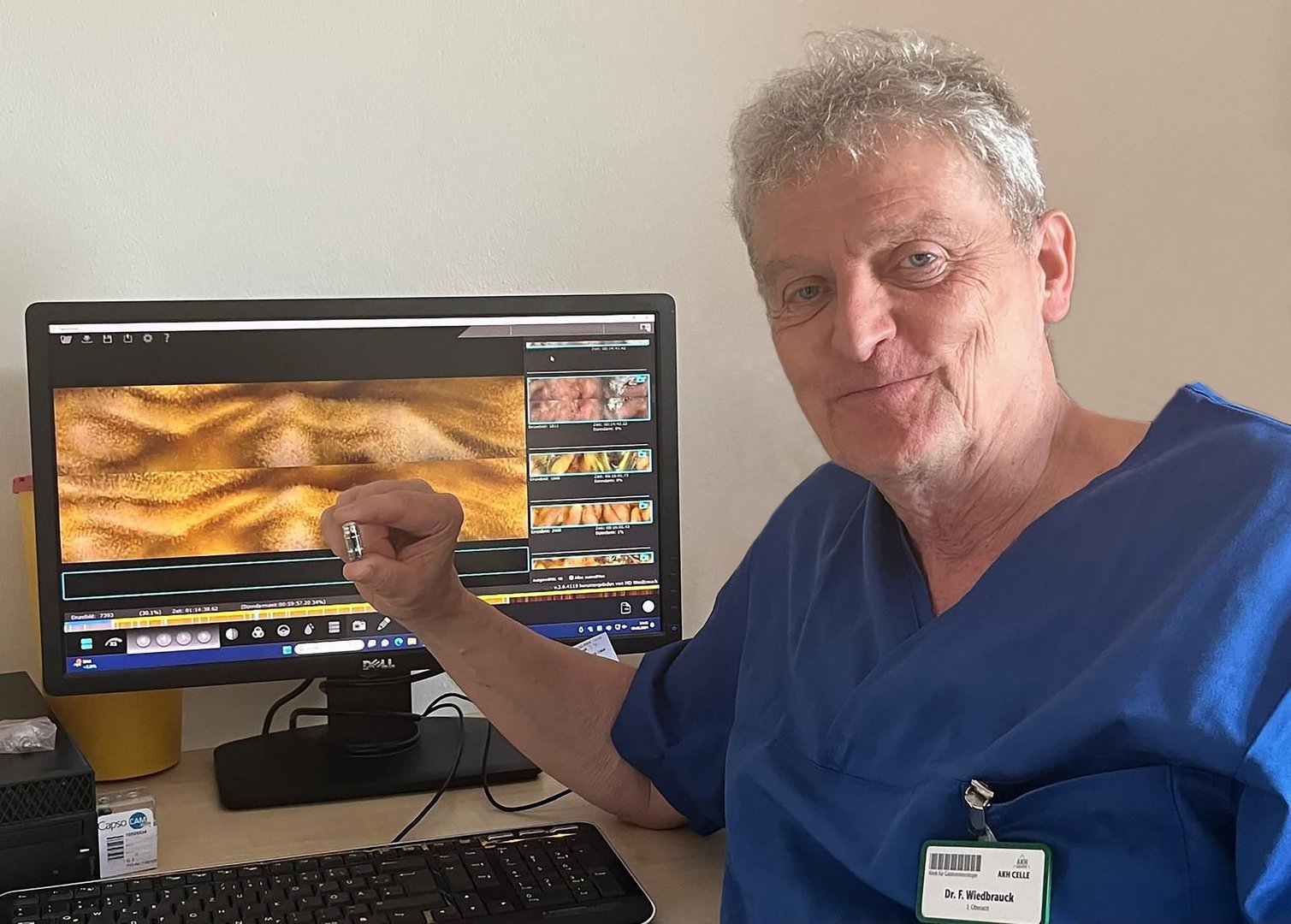 Dr. Felix Wiedbrauck zeigt auf 3D-Darstellung des Verdauungstrakts am Computer.