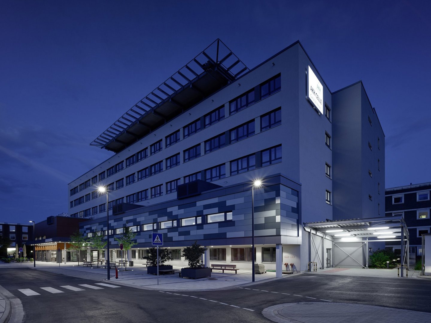 Frontansicht des AKH Celle bei Nacht.