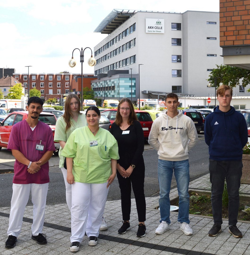 Gruppe junger Auszubildenden bei deren Start vor dem AKH Celle.