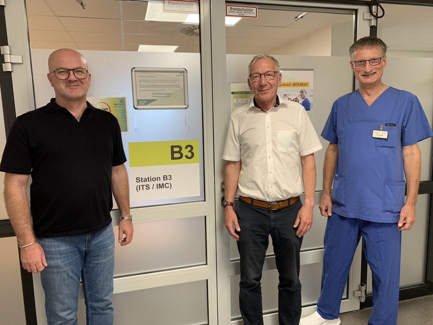 Dr. Windmann, Hr. Mende und Hr. Sander vor dem Eingang zur Intensivstation B3 im AKH Celle