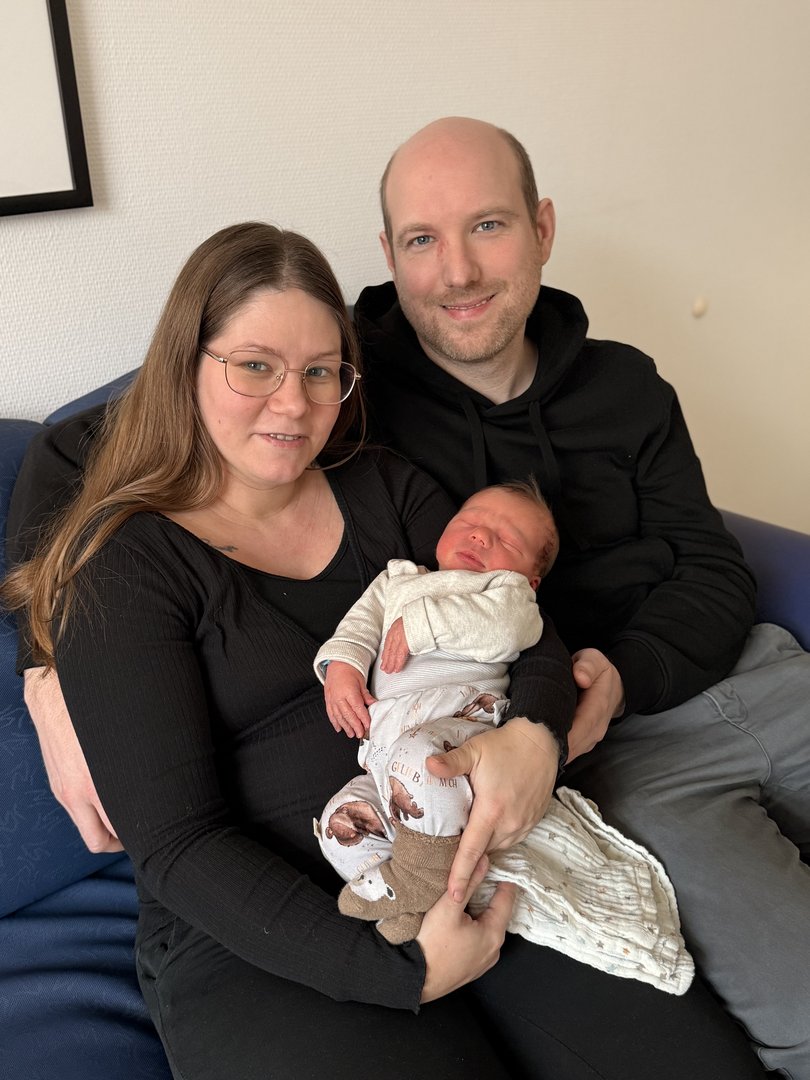 Neujahrsbaby Henri mit seinen Eltern Lena und André Roffka.