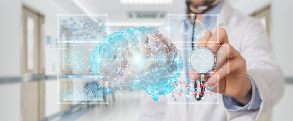 Eine Person im Arztkittel zeigt auf eine holografische Darstellung eines Gehirns mit digitalen Netzwerken.