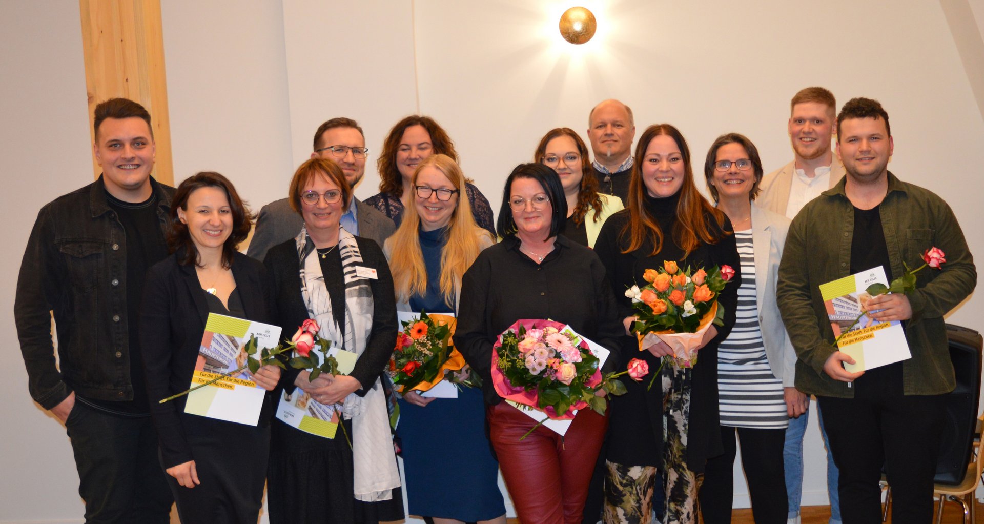 Gruppenfoto mit Urkunden und Blumen der Absolventen des AKH Celle.